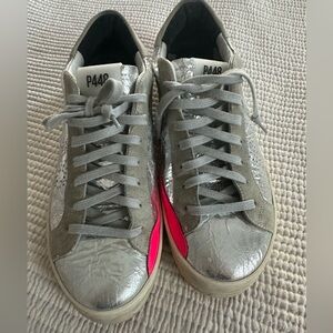 P448 John Ghinea size 40 (9) silver leather sneakers